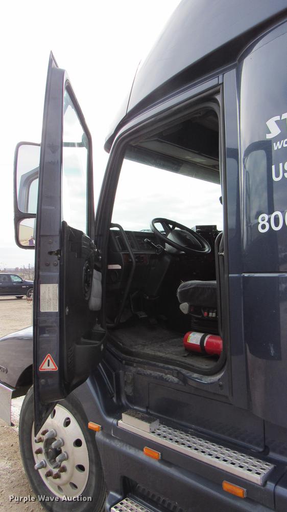 image for item DC2190 2001 Volvo VNL semi truck