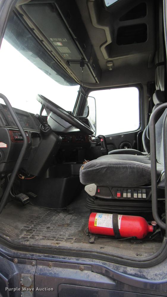 image for item DC2190 2001 Volvo VNL semi truck
