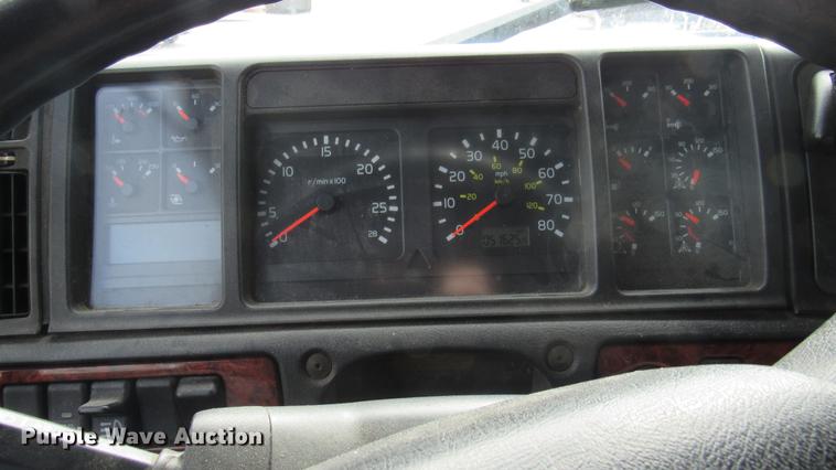 image for item DC2190 2001 Volvo VNL semi truck