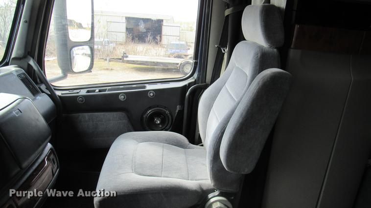 image for item DC2190 2001 Volvo VNL semi truck