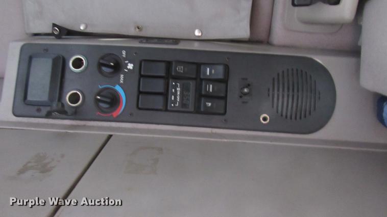 image for item DC2190 2001 Volvo VNL semi truck