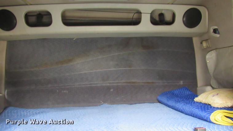 image for item DC2190 2001 Volvo VNL semi truck