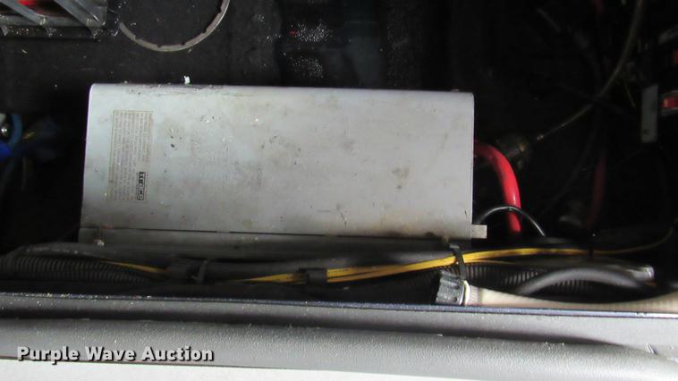 image for item DC2190 2001 Volvo VNL semi truck