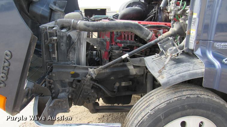 image for item DC2190 2001 Volvo VNL semi truck