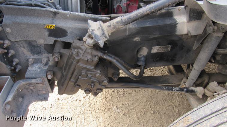 image for item DC2190 2001 Volvo VNL semi truck