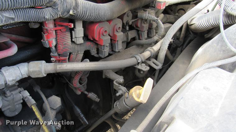 image for item DC2190 2001 Volvo VNL semi truck