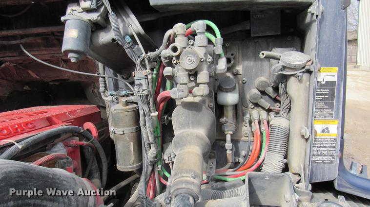 image for item DC2190 2001 Volvo VNL semi truck