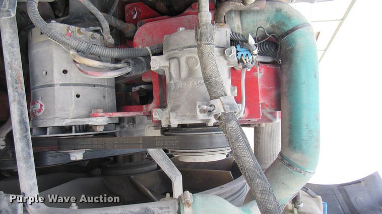 image for item DC2190 2001 Volvo VNL semi truck