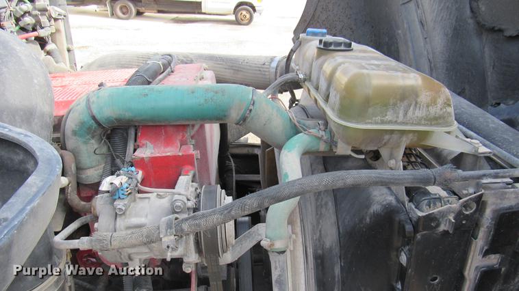 image for item DC2190 2001 Volvo VNL semi truck