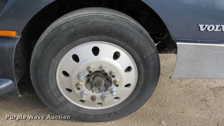 image for item DC2190 2001 Volvo VNL semi truck