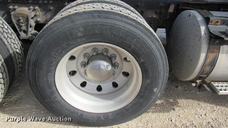 image for item DC2190 2001 Volvo VNL semi truck