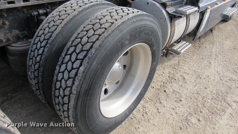 image for item DC2190 2001 Volvo VNL semi truck