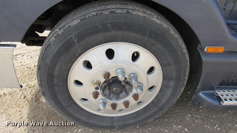 image for item DC2190 2001 Volvo VNL semi truck