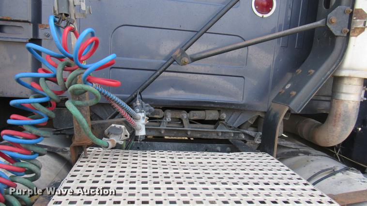 image for item DC2190 2001 Volvo VNL semi truck