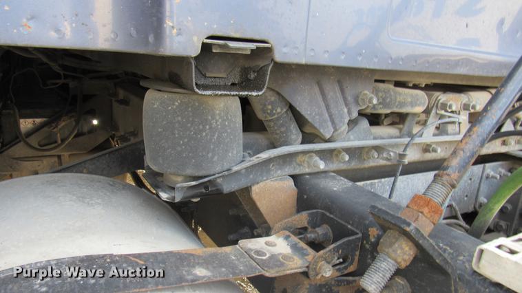 image for item DC2190 2001 Volvo VNL semi truck