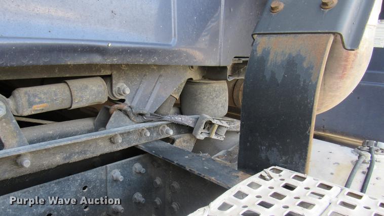 image for item DC2190 2001 Volvo VNL semi truck