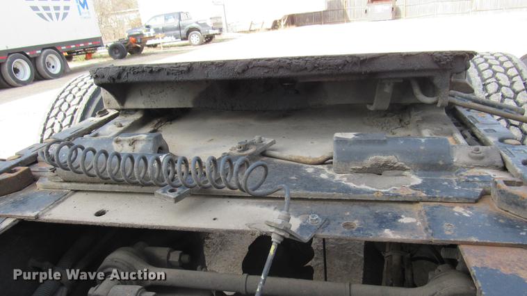 image for item DC2190 2001 Volvo VNL semi truck