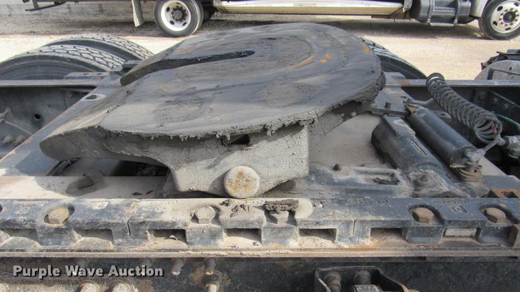 image for item DC2190 2001 Volvo VNL semi truck