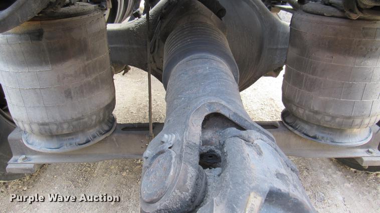 image for item DC2190 2001 Volvo VNL semi truck