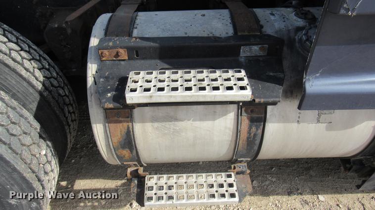 image for item DC2190 2001 Volvo VNL semi truck