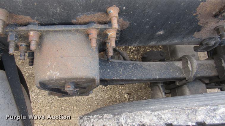 image for item DC2190 2001 Volvo VNL semi truck