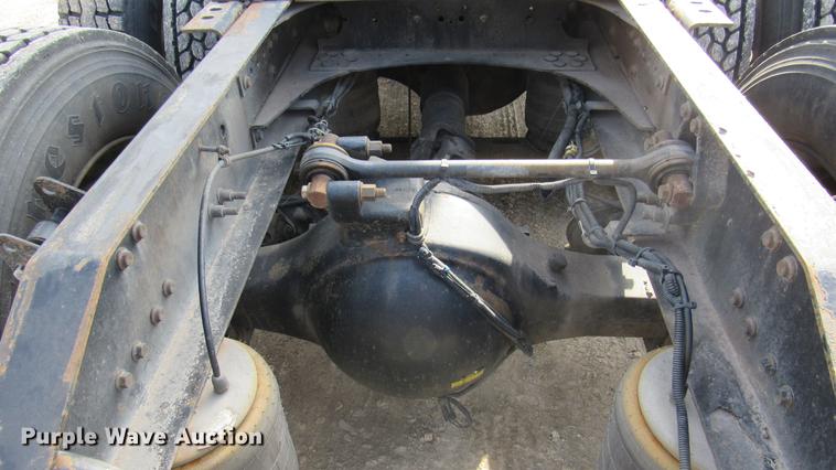 image for item DC2190 2001 Volvo VNL semi truck