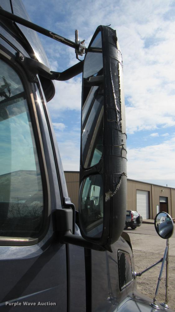 image for item DC2190 2001 Volvo VNL semi truck