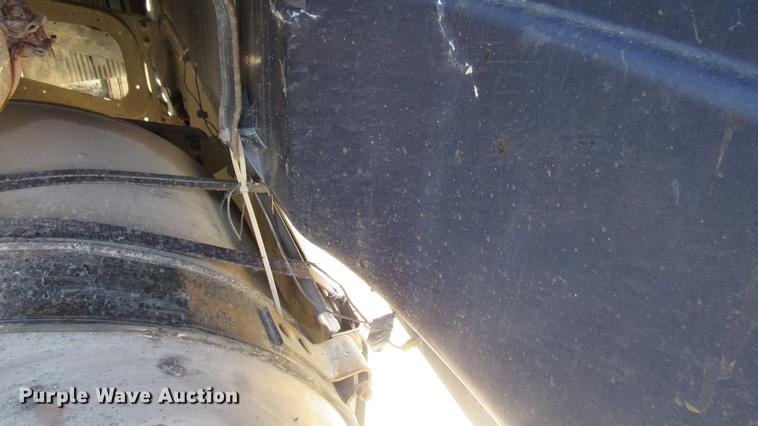 image for item DC2190 2001 Volvo VNL semi truck