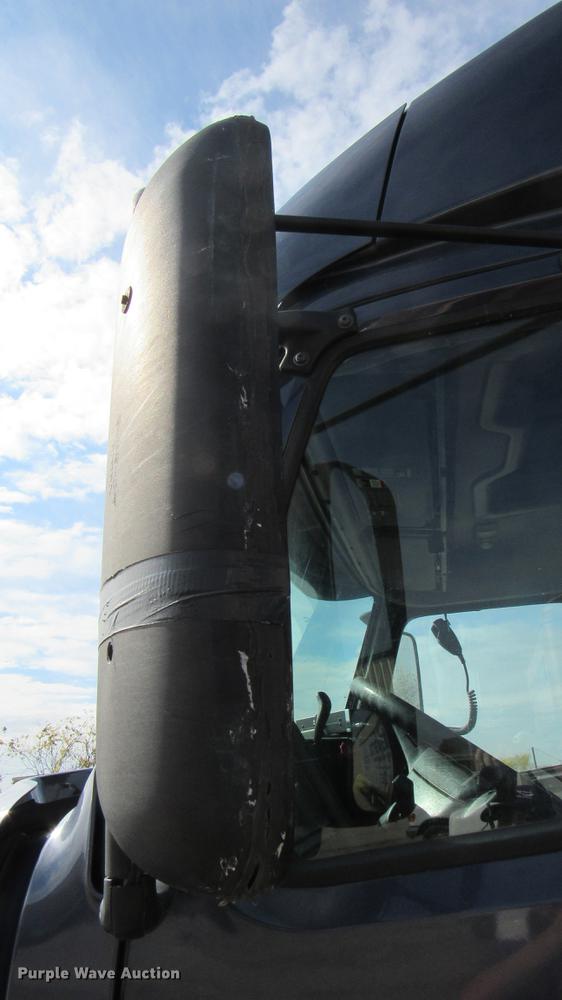 image for item DC2190 2001 Volvo VNL semi truck