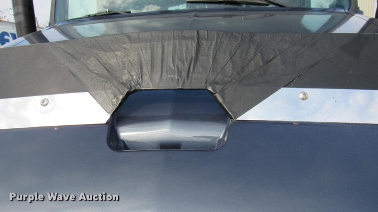 image for item DC2190 2001 Volvo VNL semi truck