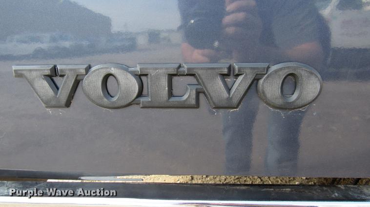 image for item DC2190 2001 Volvo VNL semi truck