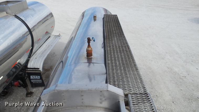 image for item DC5684 1971 Heil tank trailer