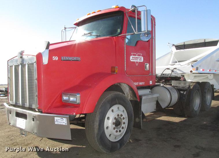image for item DD2910 1999 Kenworth T800 semi truck