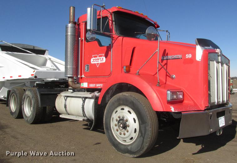 image for item DD2910 1999 Kenworth T800 semi truck