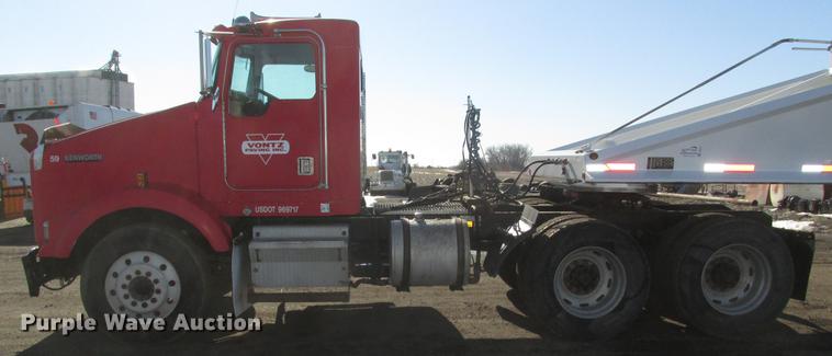 image for item DD2910 1999 Kenworth T800 semi truck