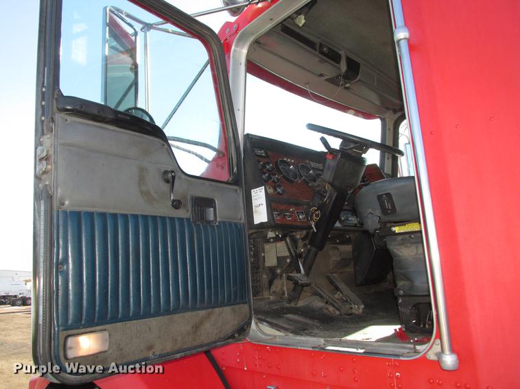 image for item DD2910 1999 Kenworth T800 semi truck