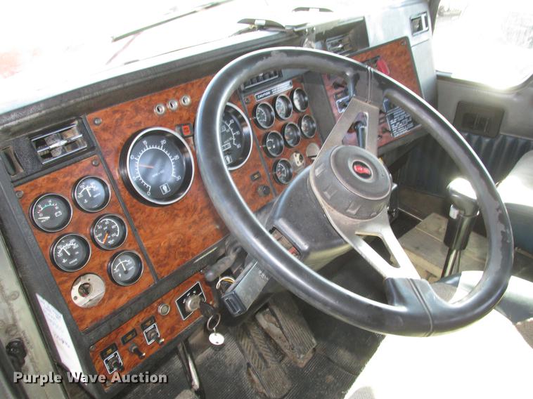 image for item DD2910 1999 Kenworth T800 semi truck