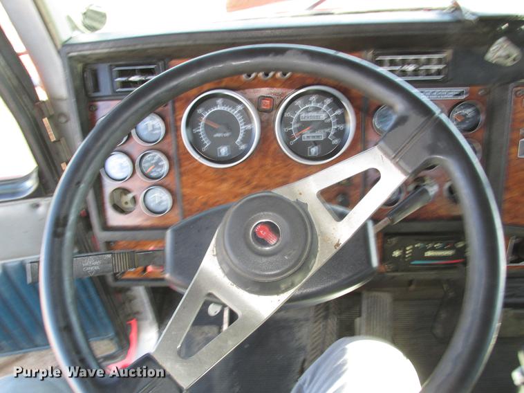 image for item DD2910 1999 Kenworth T800 semi truck