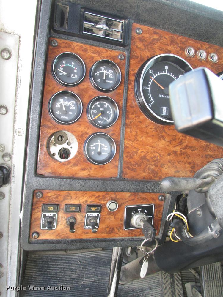 image for item DD2910 1999 Kenworth T800 semi truck