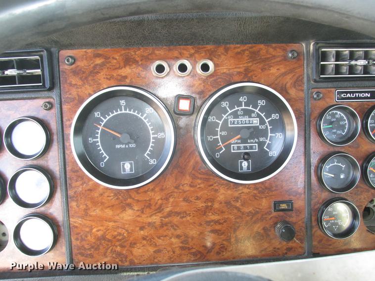 image for item DD2910 1999 Kenworth T800 semi truck