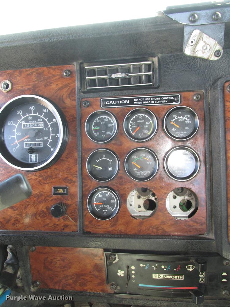 image for item DD2910 1999 Kenworth T800 semi truck
