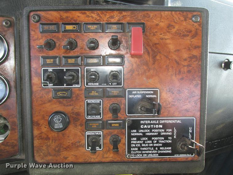 image for item DD2910 1999 Kenworth T800 semi truck