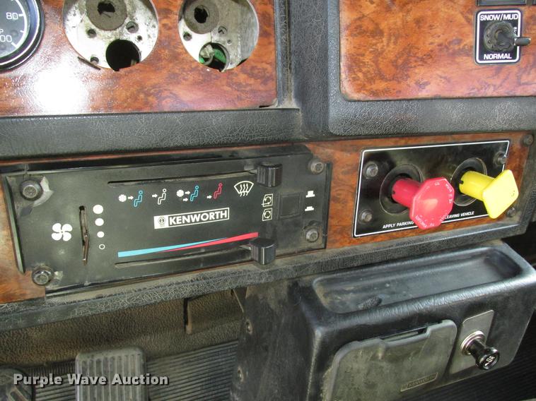 image for item DD2910 1999 Kenworth T800 semi truck