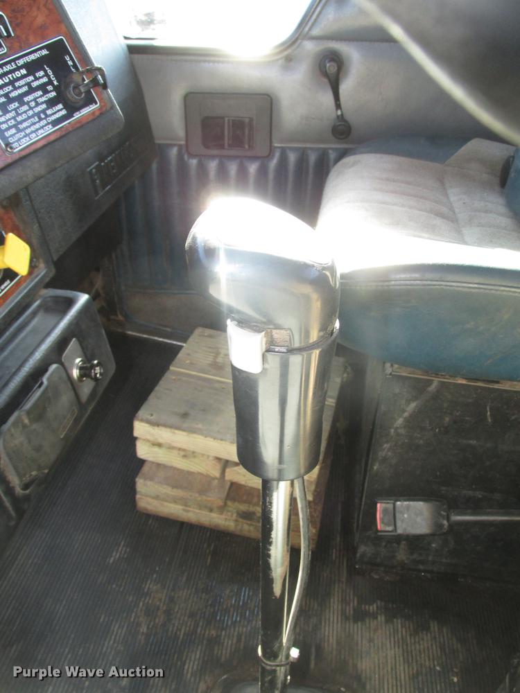 image for item DD2910 1999 Kenworth T800 semi truck