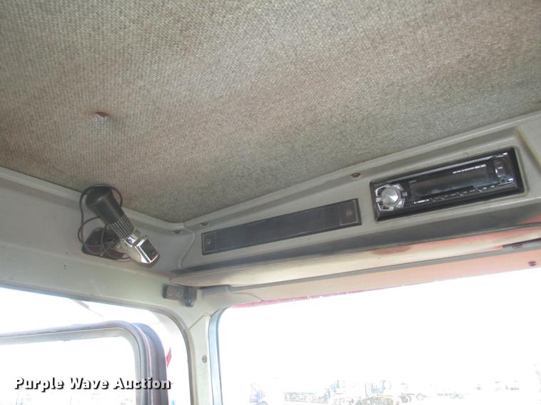 image for item DD2910 1999 Kenworth T800 semi truck