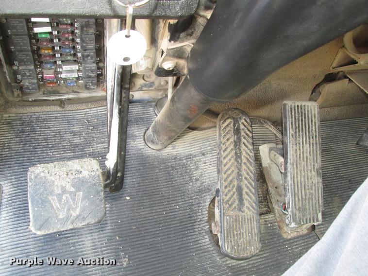 image for item DD2910 1999 Kenworth T800 semi truck