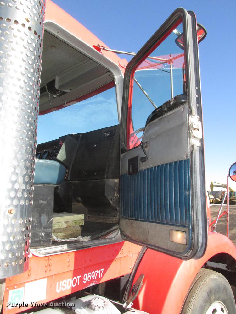 image for item DD2910 1999 Kenworth T800 semi truck