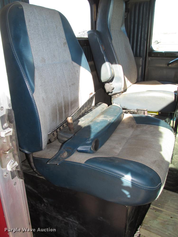 image for item DD2910 1999 Kenworth T800 semi truck