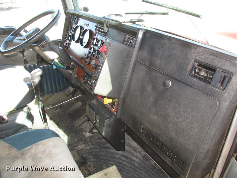 image for item DD2910 1999 Kenworth T800 semi truck