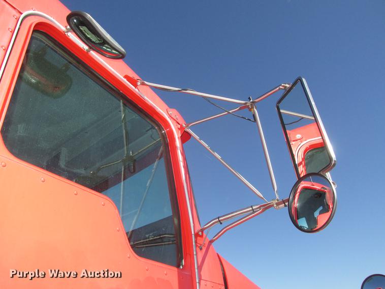 image for item DD2910 1999 Kenworth T800 semi truck